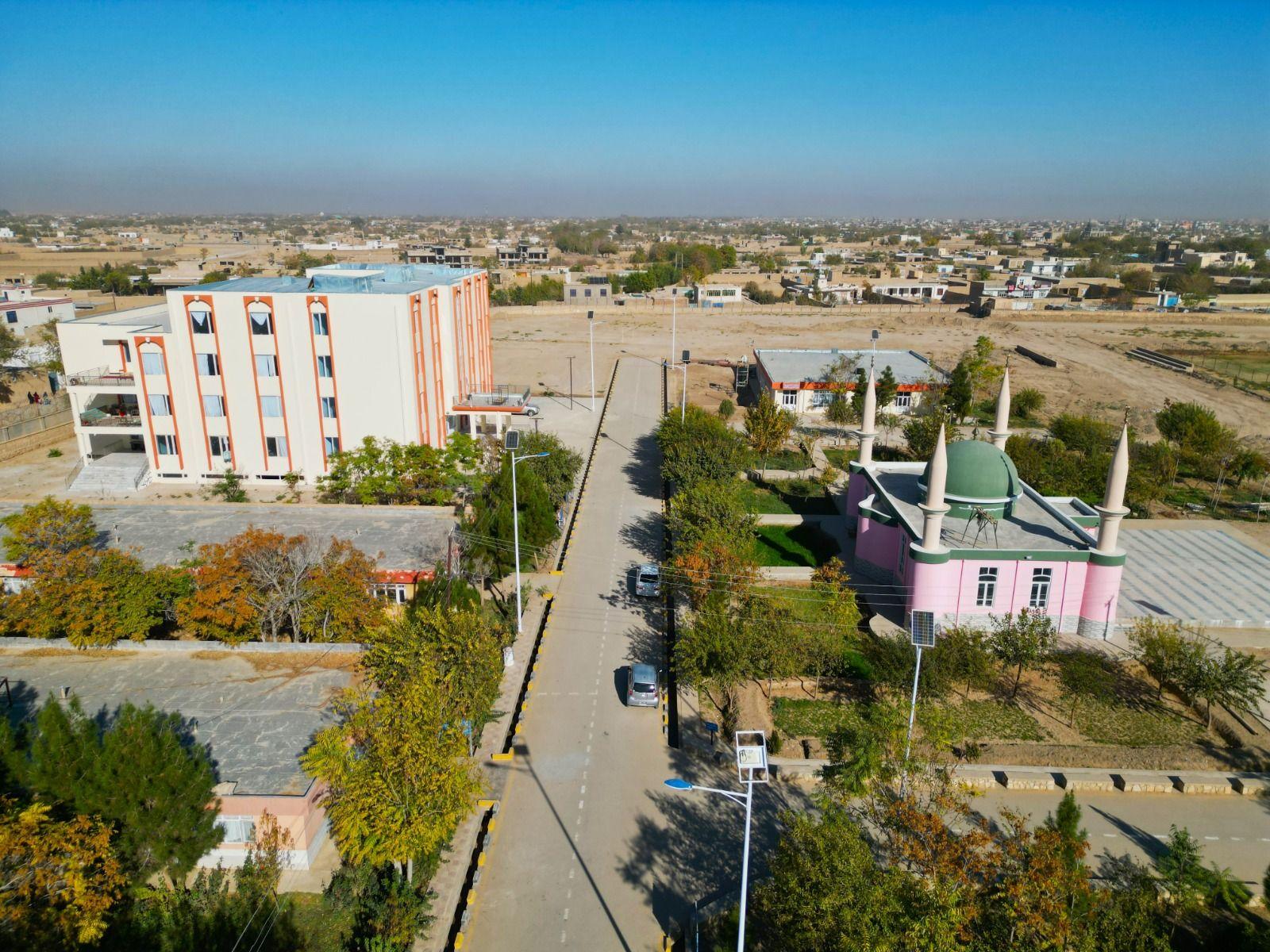 مولوی عبدالسلام حنفی معاون اداری ریاست الوزراء ا.ا.ا در حالی که والی جوزجان ایشان را همراهی می نمود با مسؤلين پوهنتون جوزجان دیدن کرد