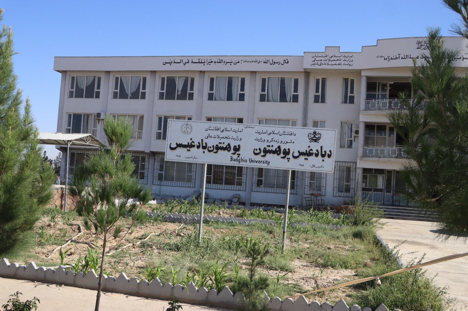 وزیر تحصیلات عالی طی سفر رسمی به ولایت بادغیس، به ارزش حدود ۴۴ میلیون افغانی کار شماری از پروژه‌ها را در پوهنتون بادغیس افتتاح و در یک گرد همایی بزرگ نیز سخنرانی کرد.